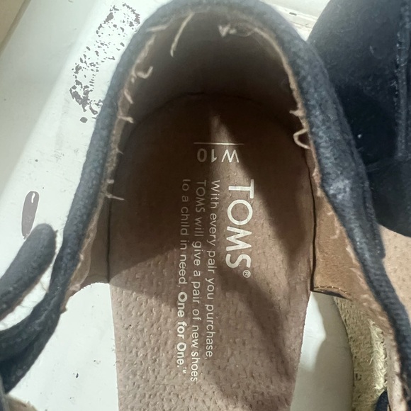 Pre owned Toms Wedge Heel Sandal / black and tan - Size 10
Ankle strap - Picture 7 of 7